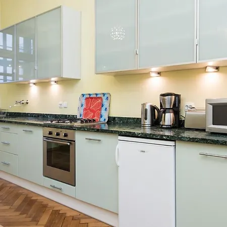 140sqm, 3bdr, 2bth Stanislas In Location Lejlighed